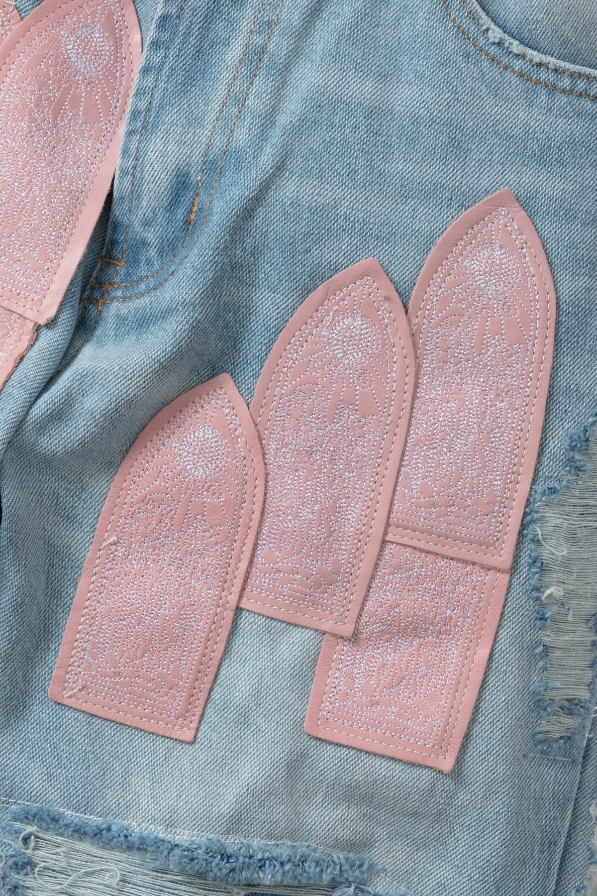 WHO DECIDES WAR EASTER PINK DENIM — vista 2