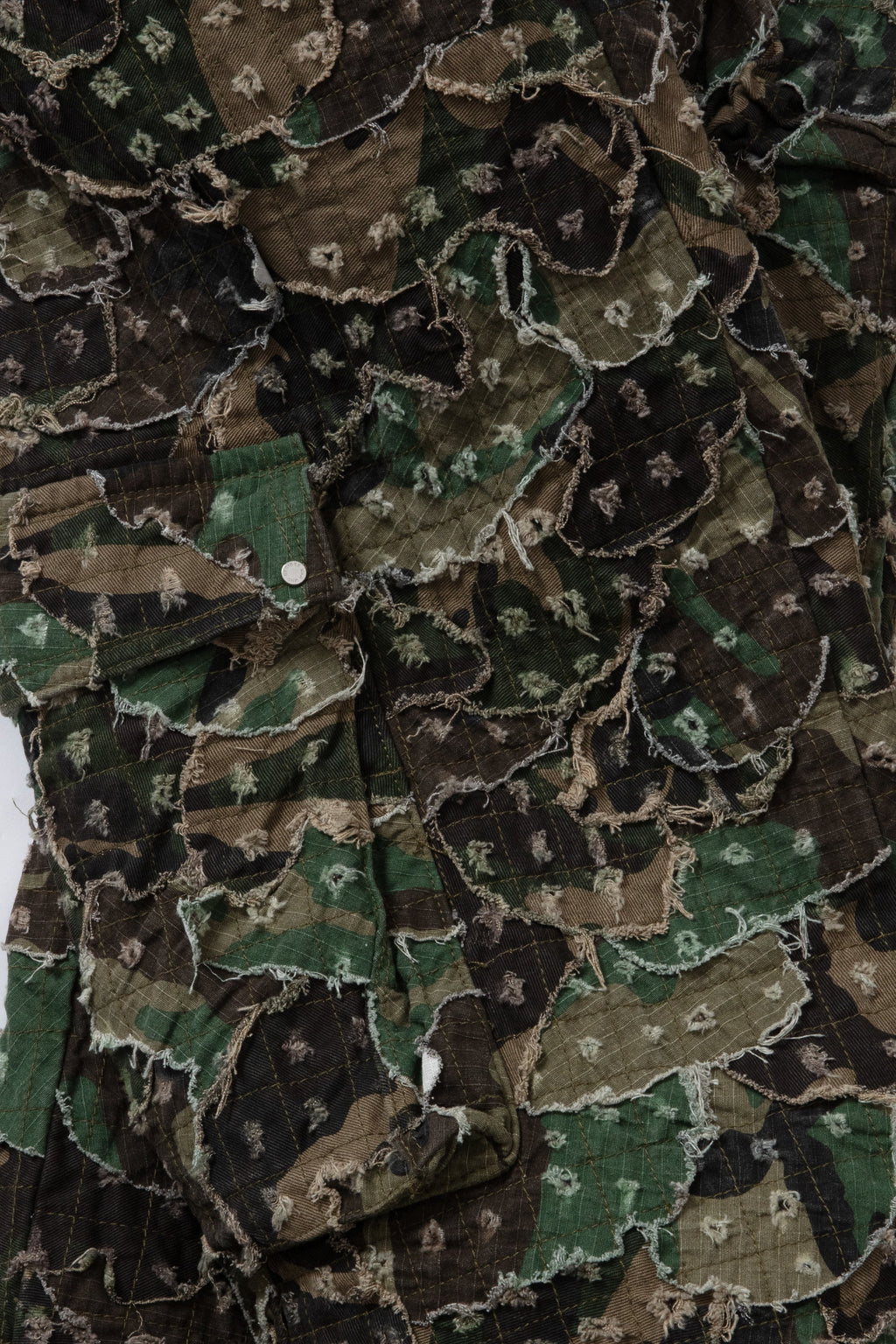 WHO DECIDES WAR MICRO DISTRESSED CARGO PANT — vista 2