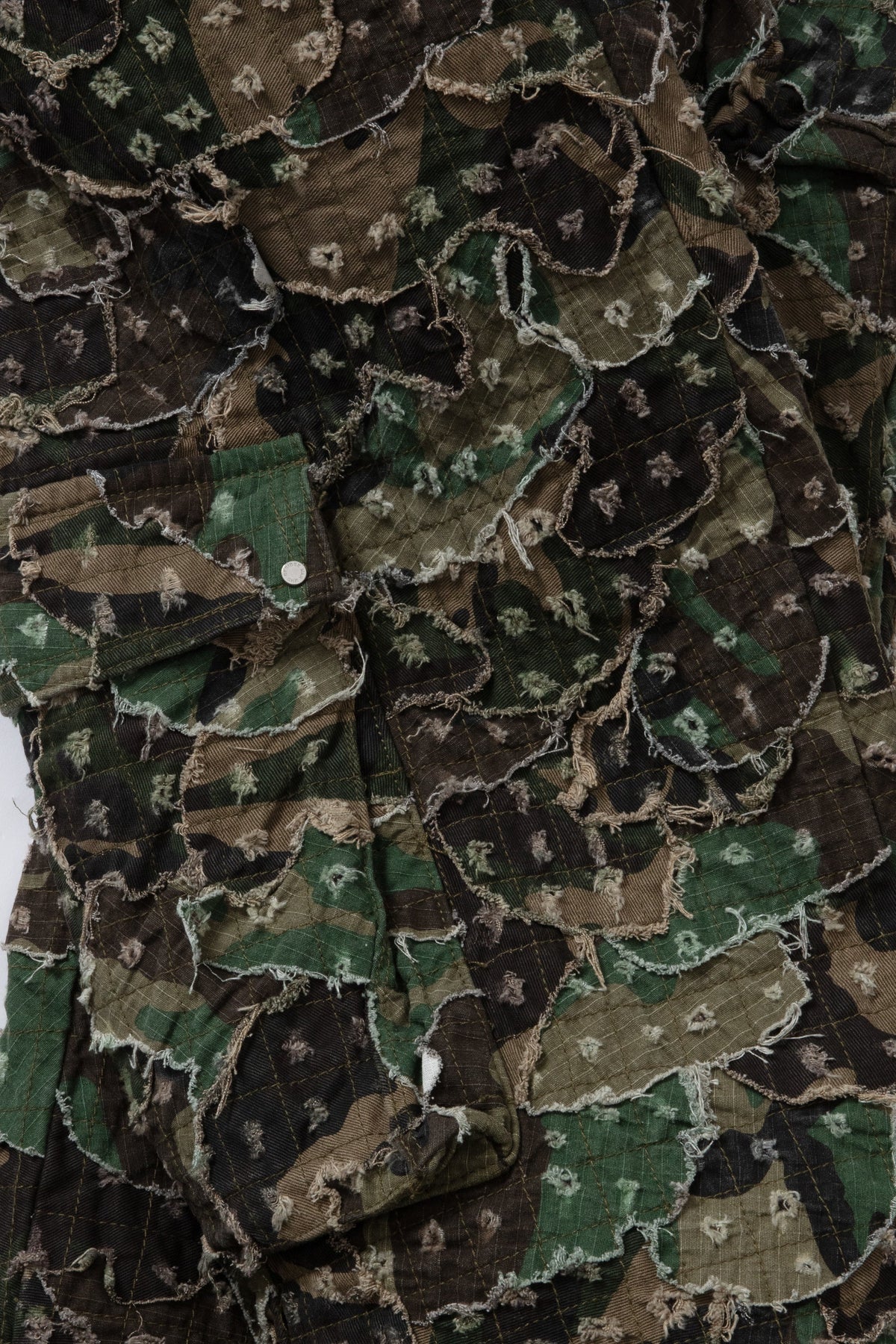 WHO DECIDES WAR MICRO DISTRESSED CARGO PANT — vista 2