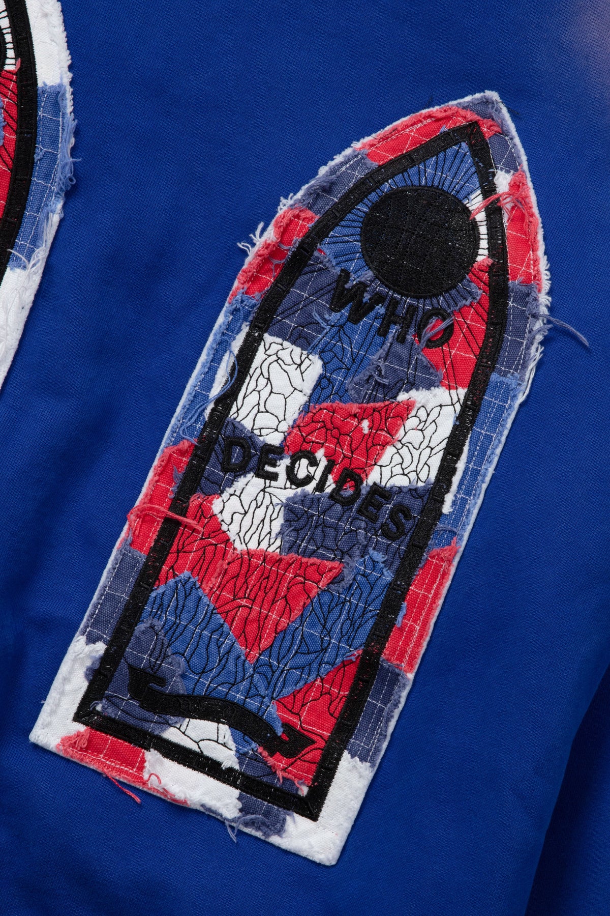 WHO DECIDES WAR GLORY FABRICATED PULLOVER — vista 2