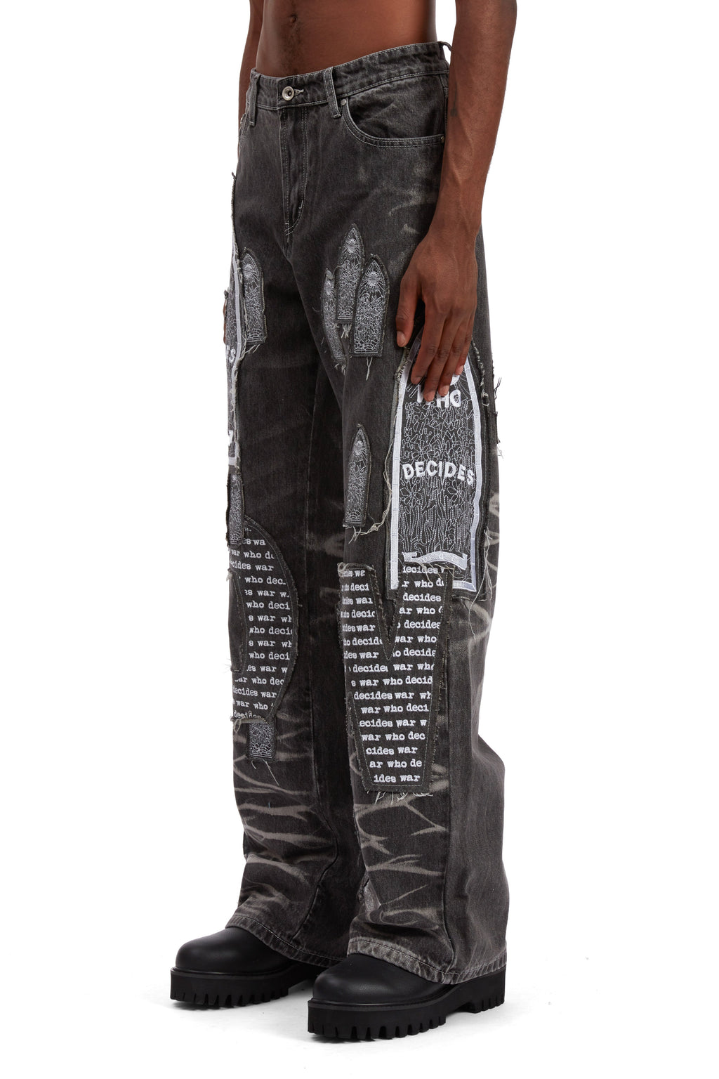 WHO DECIDES WAR MOTIF PATCHED DENIM — vista 4
