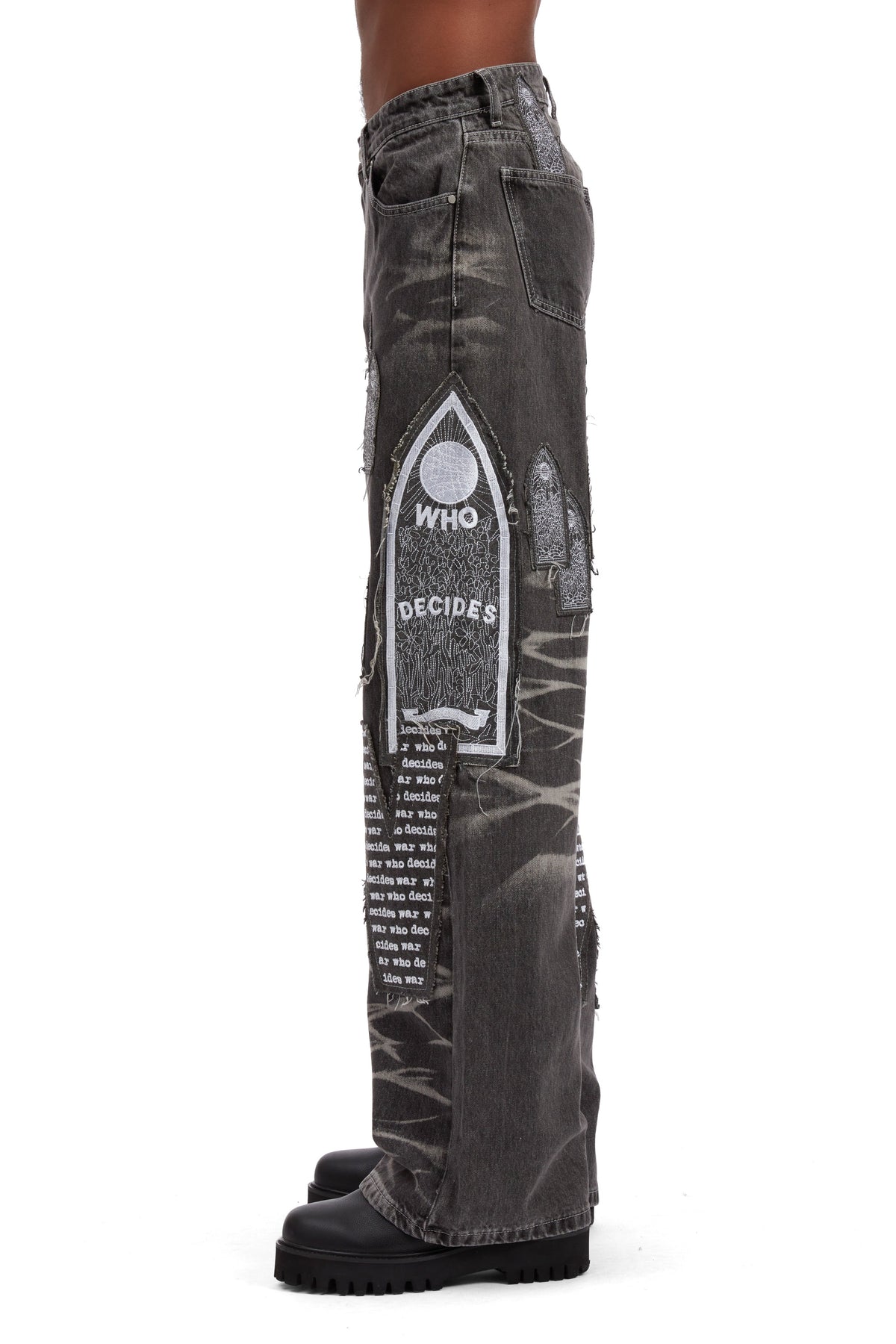 WHO DECIDES WAR MOTIF PATCHED DENIM — vista 5