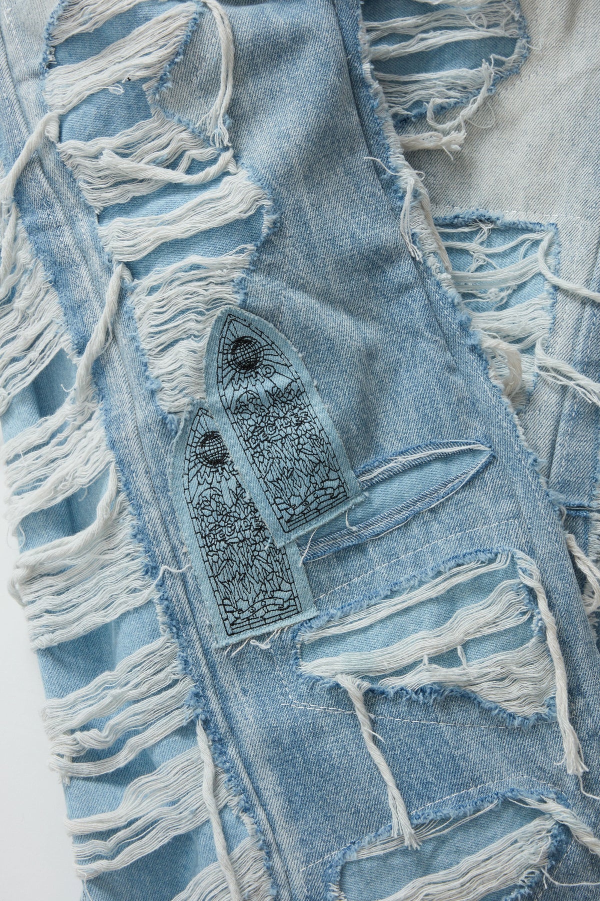WHO DECIDES WAR FULL DISTRESS ARCH DENIM — vista 2