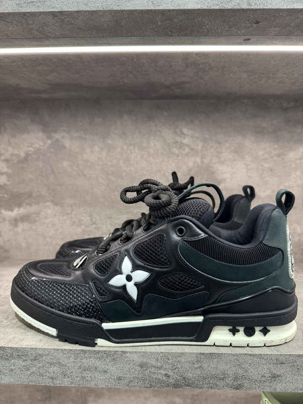 LOUIS VUITTON LV SKATE BLACK WHITE