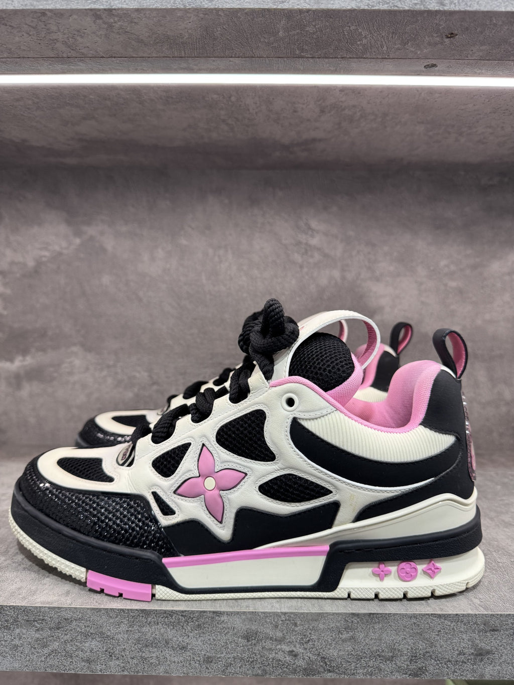 LOUIS VUITTON SKATE PINK BLACK