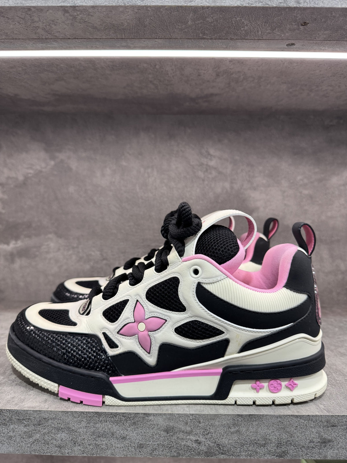 LOUIS VUITTON SKATE PINK BLACK