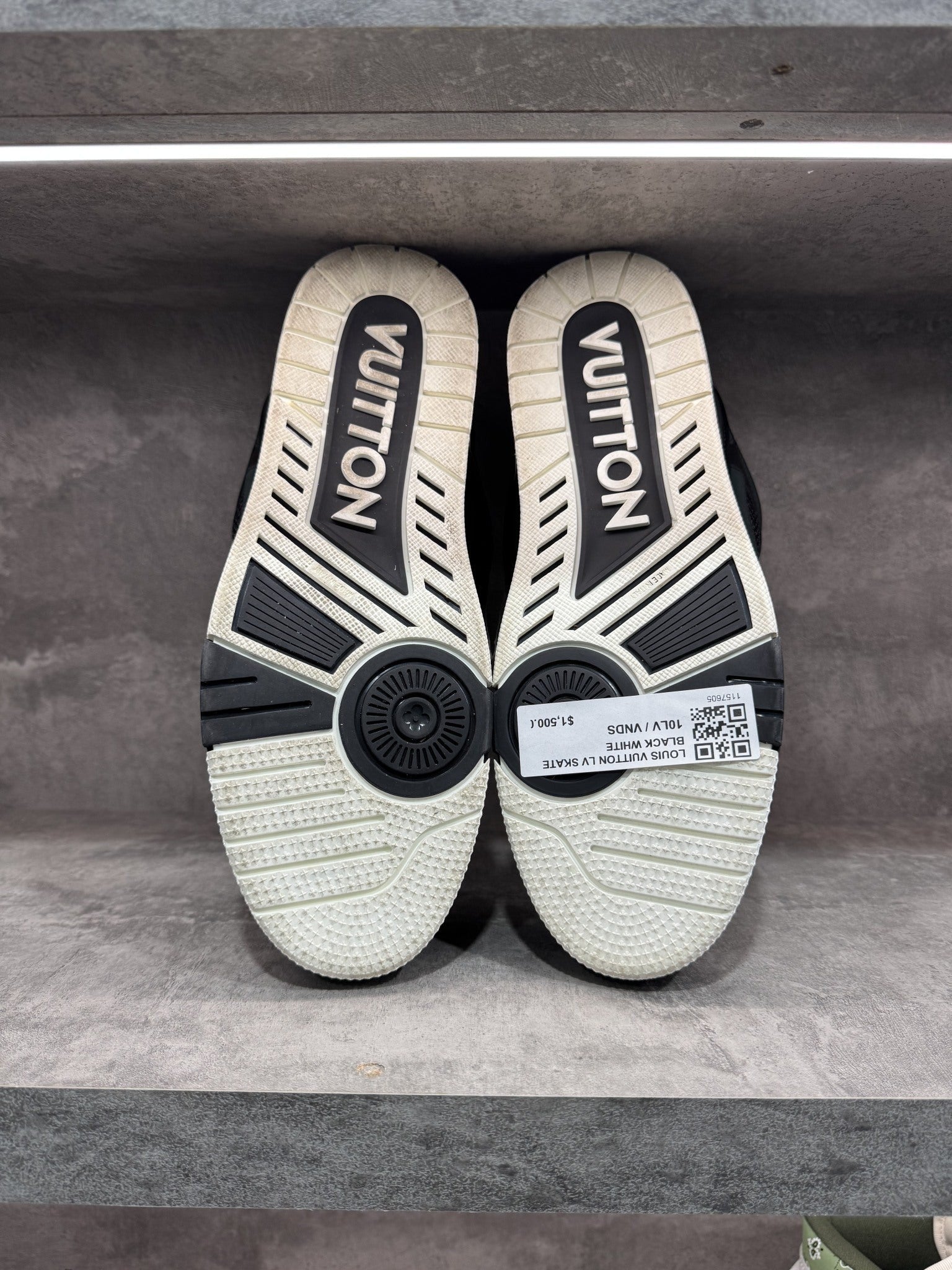 LOUIS VUITTON LV SKATE BLACK WHITE