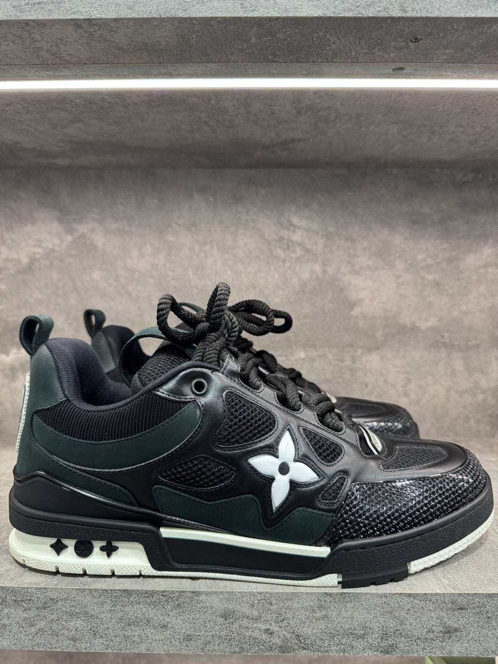 LOUIS VUITTON LV SKATE BLACK WHITE