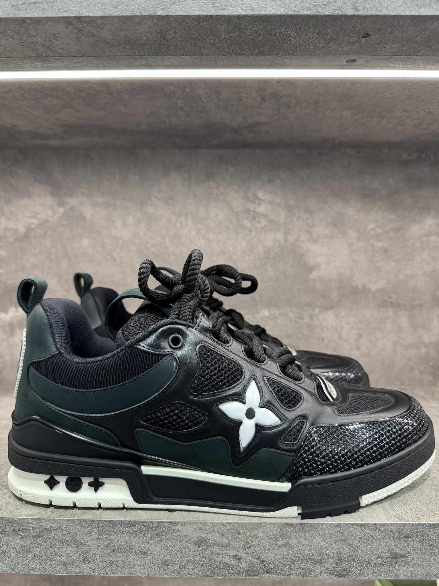 LOUIS VUITTON LV SKATE BLACK WHITE