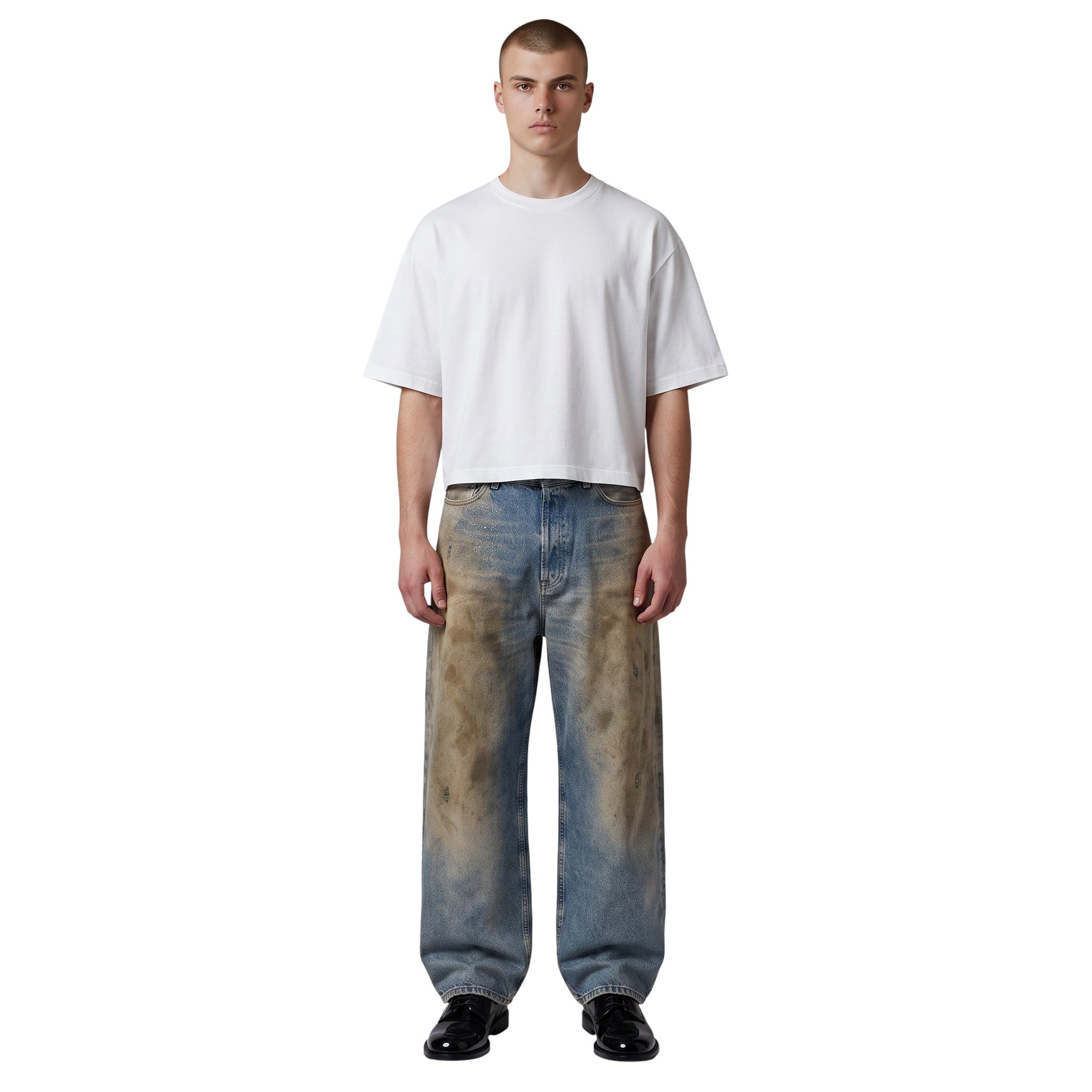 Modelo vistiendo jeans Acne Studios 2023 super baggy en azul medio con efecto desgastado de The Hype Company