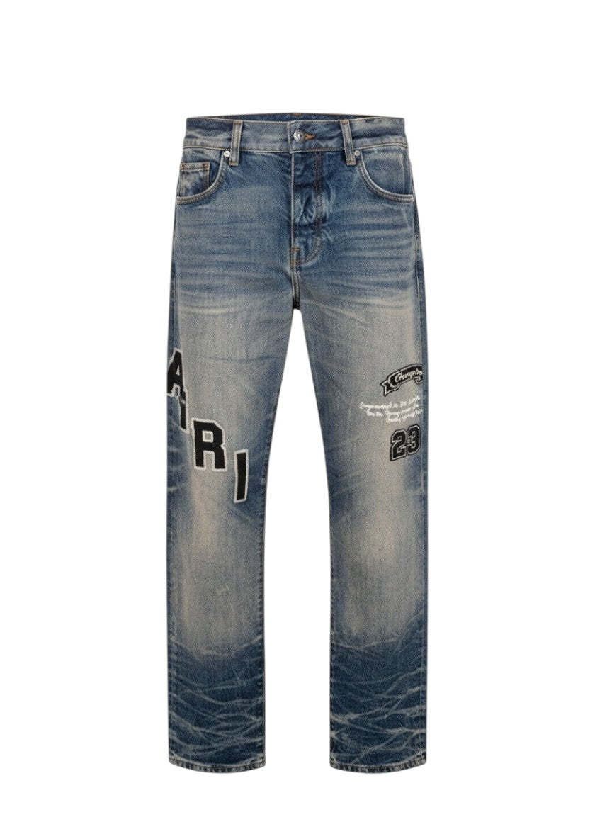 Vaqueros rectos AMIRI Hockey de The Hype Company en denim azul con parches deportivos y detalles desgastados