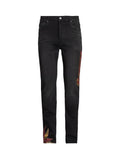 Vaqueros slim negros AMIRI Shadow de The Hype Company con detalles de llamas rojas y doradas en la pierna y el bajo