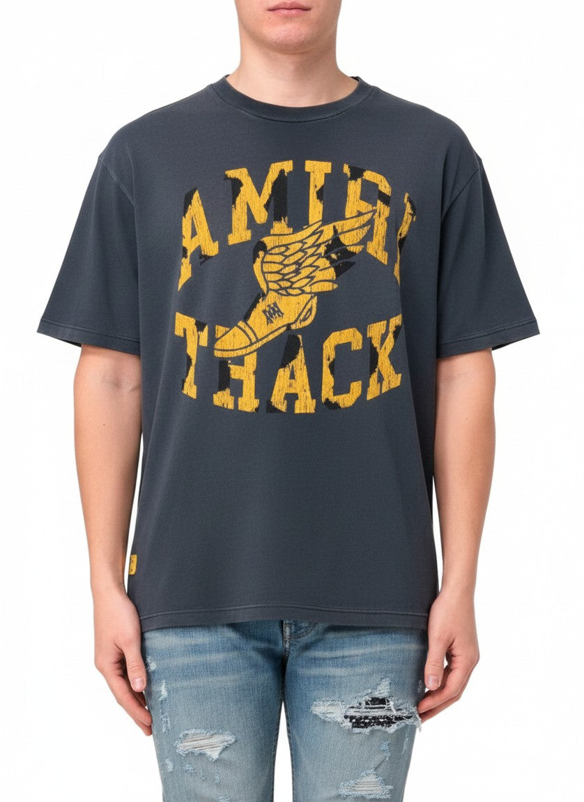 Camiseta The Hype Company AMIRI Track gris oscuro con estampado gráfico de zapatilla alada en amarillo desgastado