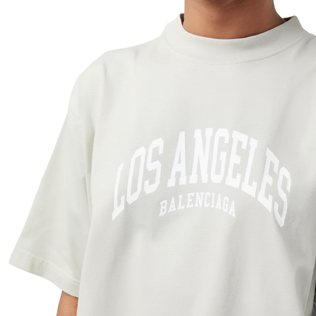 Camiseta The Hype Company Balenciaga Los Angeles color crema con letras blancas estilo universitario