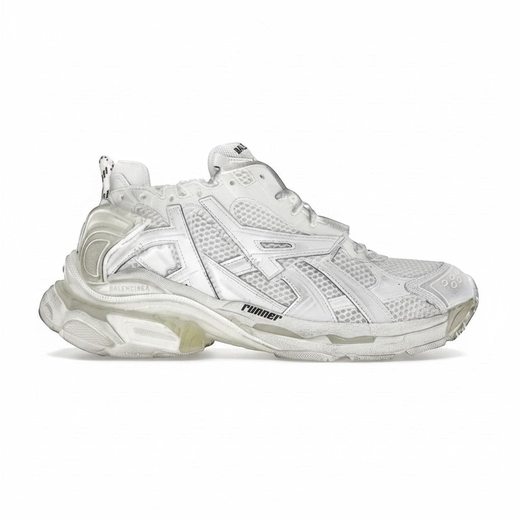 Zapatillas Balenciaga Runner blancas de The Hype Company con diseño técnico, malla y suela robusta desgastada.