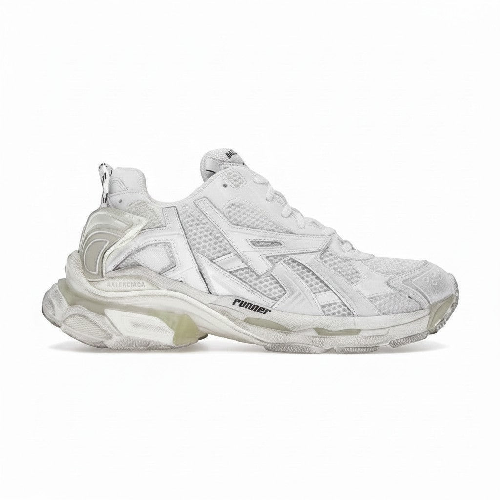 Zapatillas Balenciaga Runner blancas de The Hype Company, estilo deportivo con malla y detalles desgastados, talla 42.