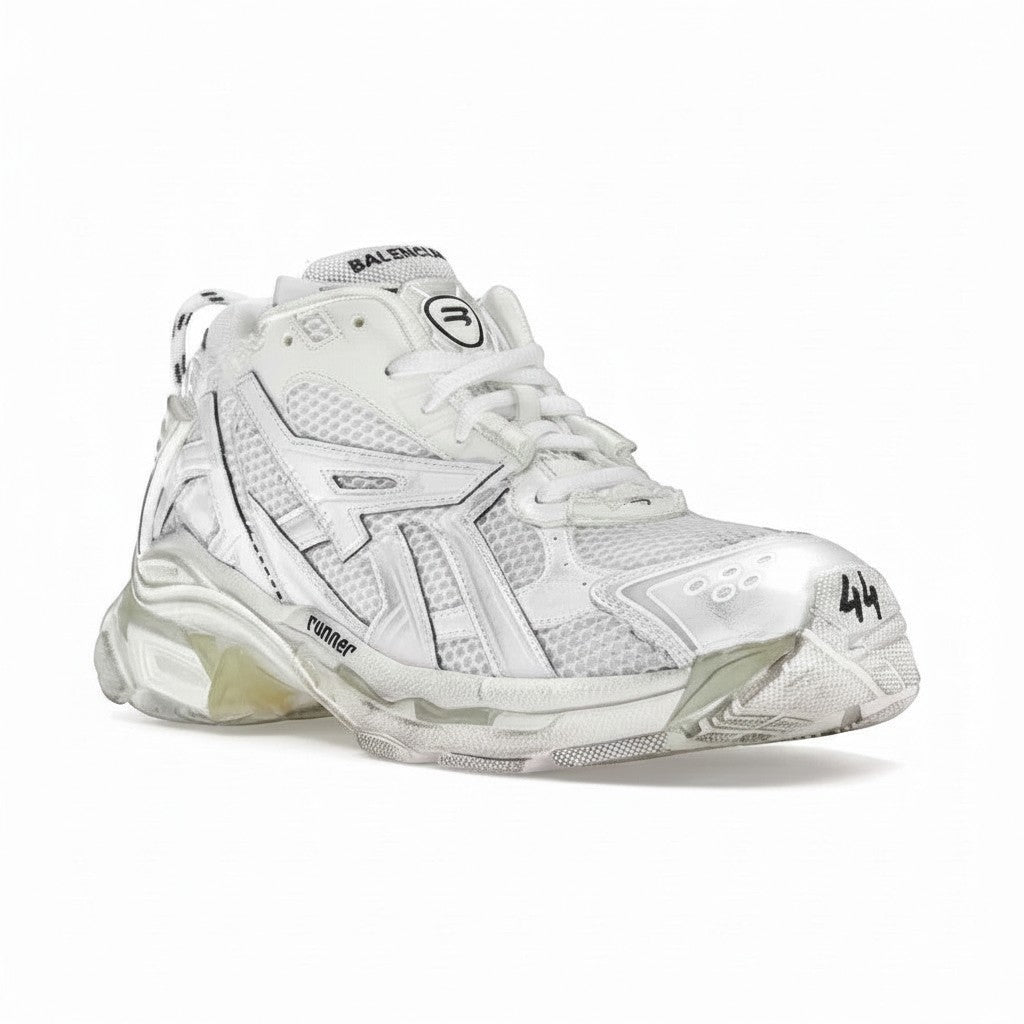 Zapatillas Balenciaga Runner blancas de The Hype Company, diseño técnico con malla y detalles desgastados.