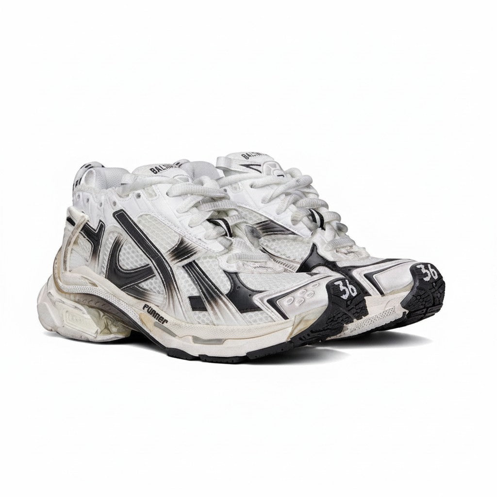 Zapatillas Balenciaga Runner en blanco degradado con detalles desgastados y logo de The Hype Company
