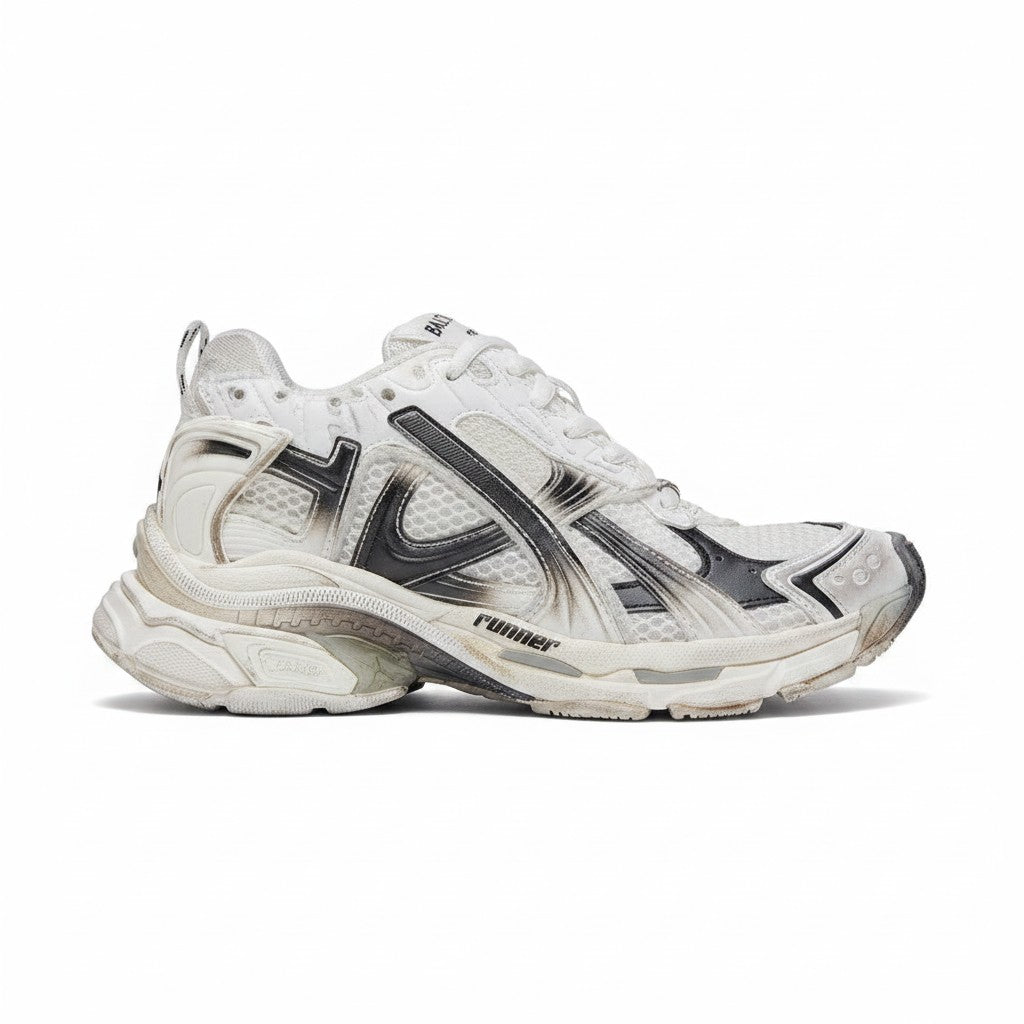 Zapatillas Balenciaga Runner Gradient White de The Hype Company con diseño desgastado y detalles en malla blanca