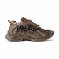 Zapatillas Balenciaga Runner Graffiti marrones de The Hype Company, diseño desgastado con detalles de grafiti negro.