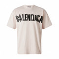 Camiseta The Hype Company Balenciaga Tape en color rosa claro con logo negro estampado estilo cinta adhesiva