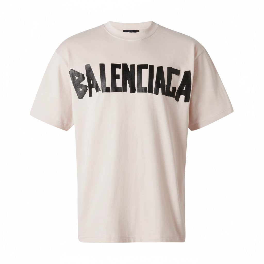 Camiseta The Hype Company Balenciaga Tape en color rosa claro con logo negro estampado estilo cinta adhesiva