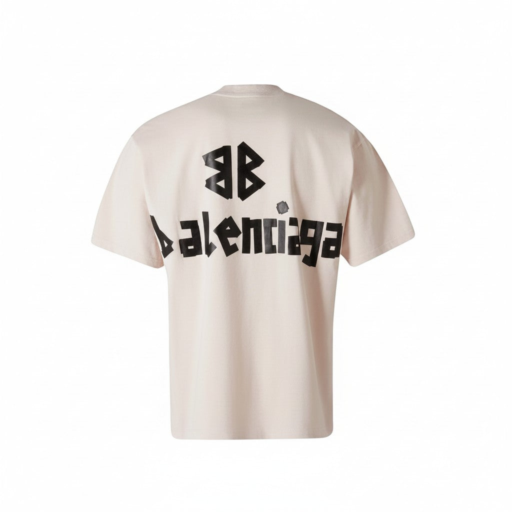 Camiseta blanca Balenciaga Tape de The Hype Company con logo negro en la espalda estilo cinta adhesiva