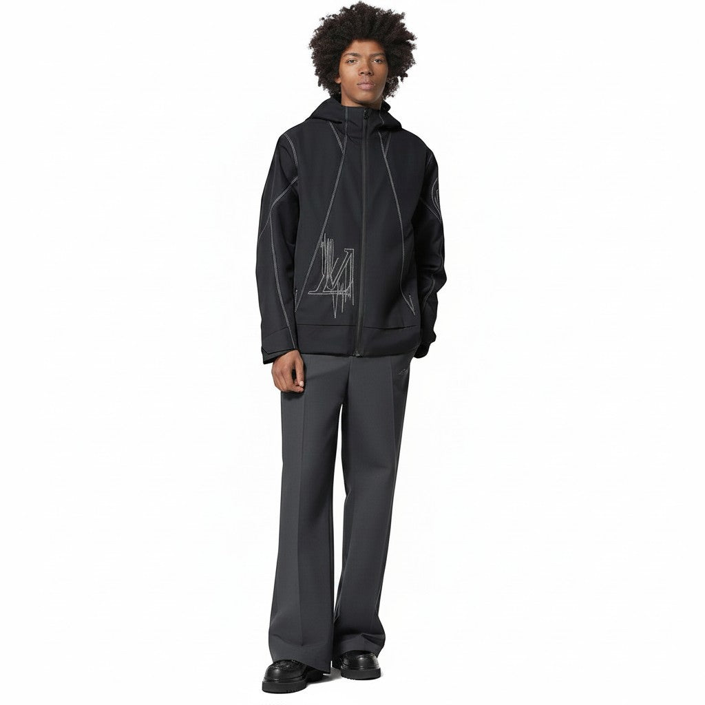 The Hype Company blusón técnico con capucha negro con costuras blancas y gráfico frontal. Modelo masculino.