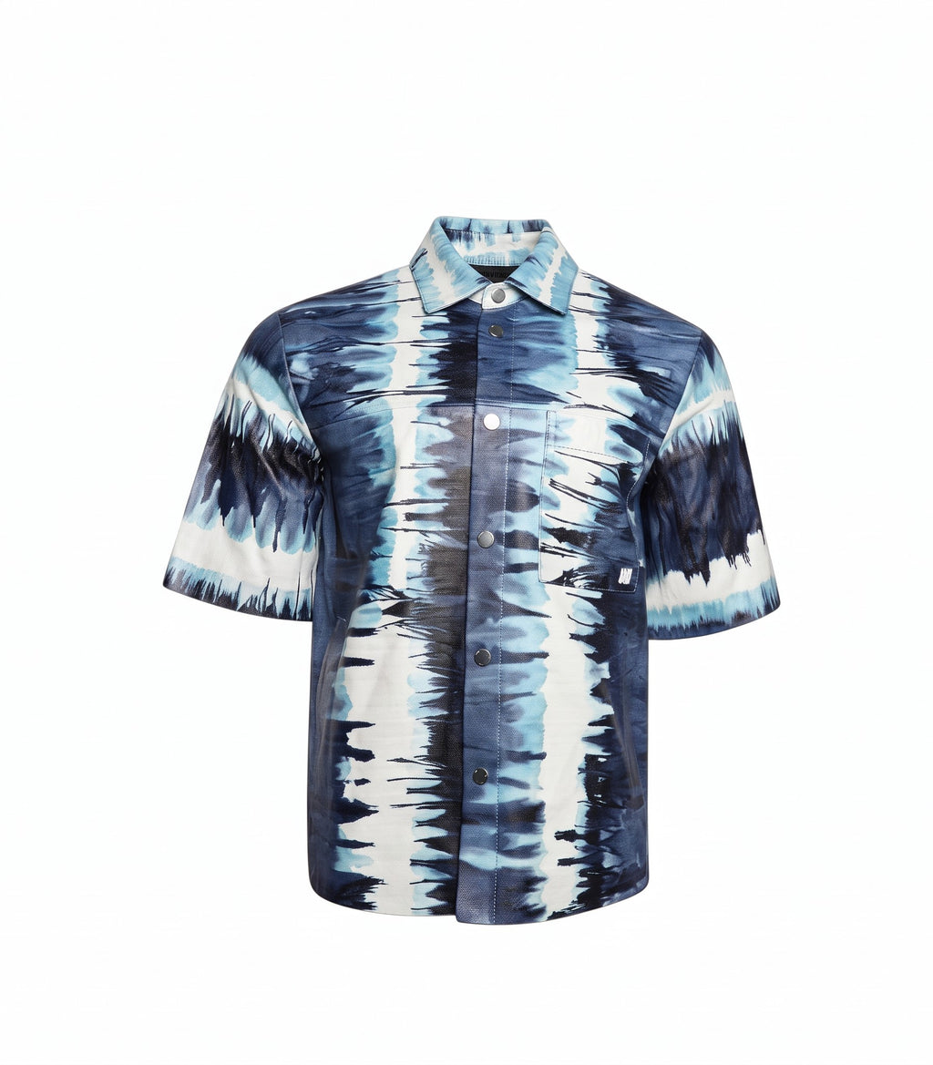 Camisa de cuero The Hype Company con estampado acuarela en tonos azules y blancos, manga corta y botones metálicos.