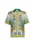 Camisa de seda The Hype Company con estampado gráfico colorido, cuello de solapa y diseño de rayas verdes y amarillas.