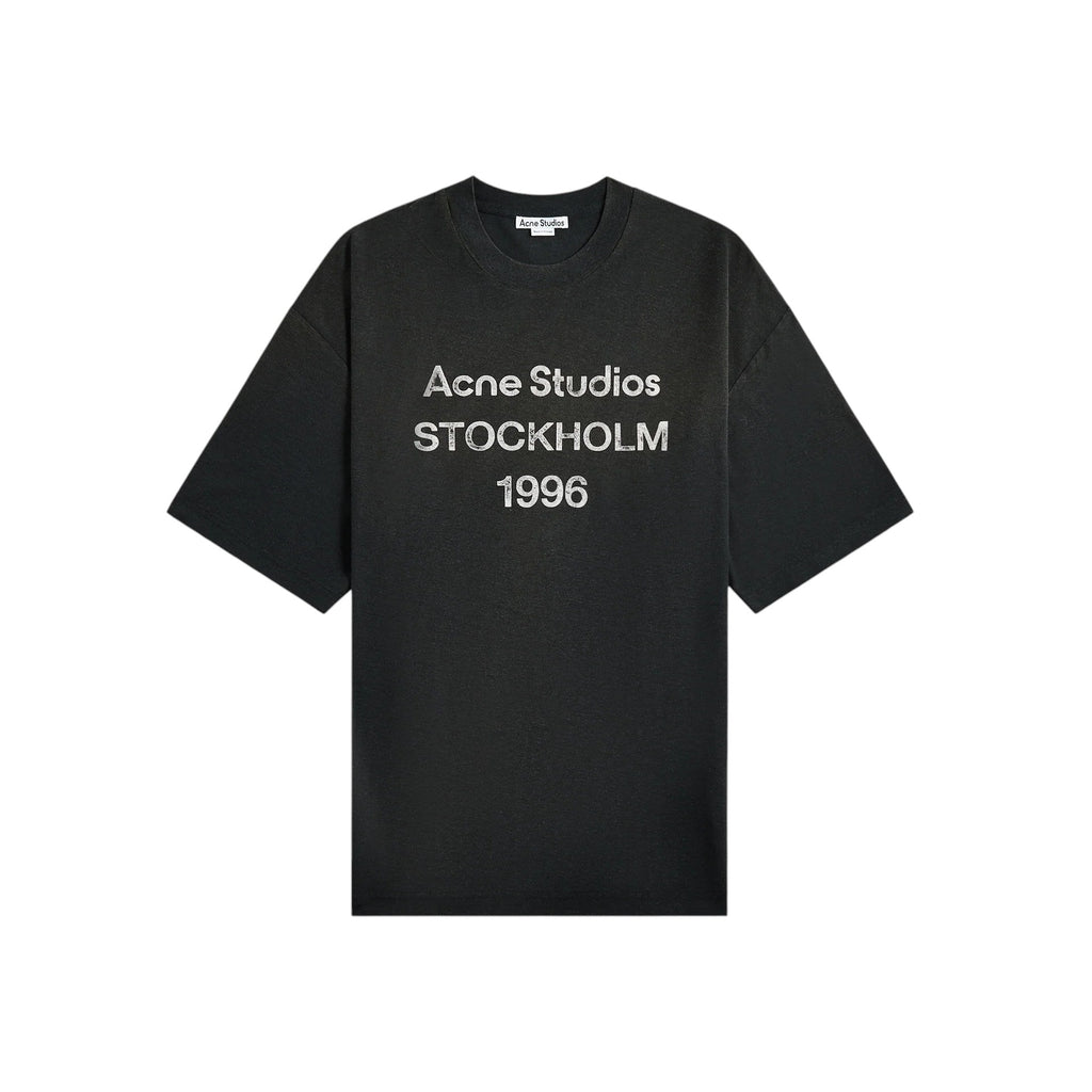 Camiseta The Hype Company Acne Studios Stockholm 1996 en negro desteñido con estampado gráfico desgastado
