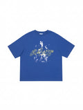 Camiseta azul The Hype Company con estampado gráfico central y logo script en amarillo y blanco