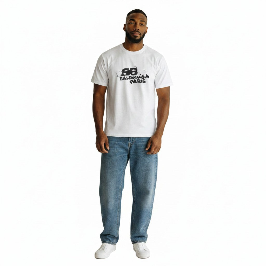 Modelo vistiendo camiseta blanca The Hype Company Balenciaga con logo BB estampado en tinta negra y jeans azules