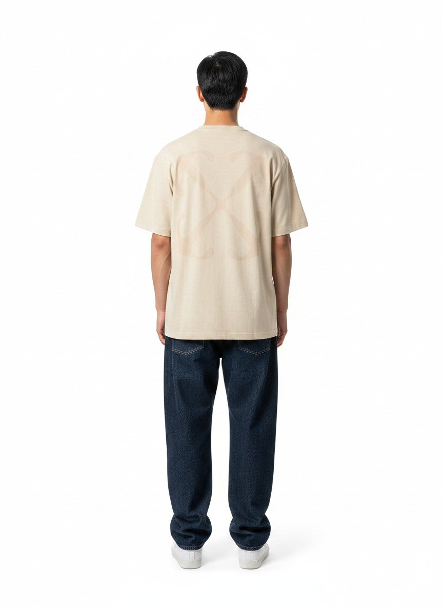 The Hype Company camiseta beige de manga corta con estampado de flechas cruzadas en la espalda y corte slim.