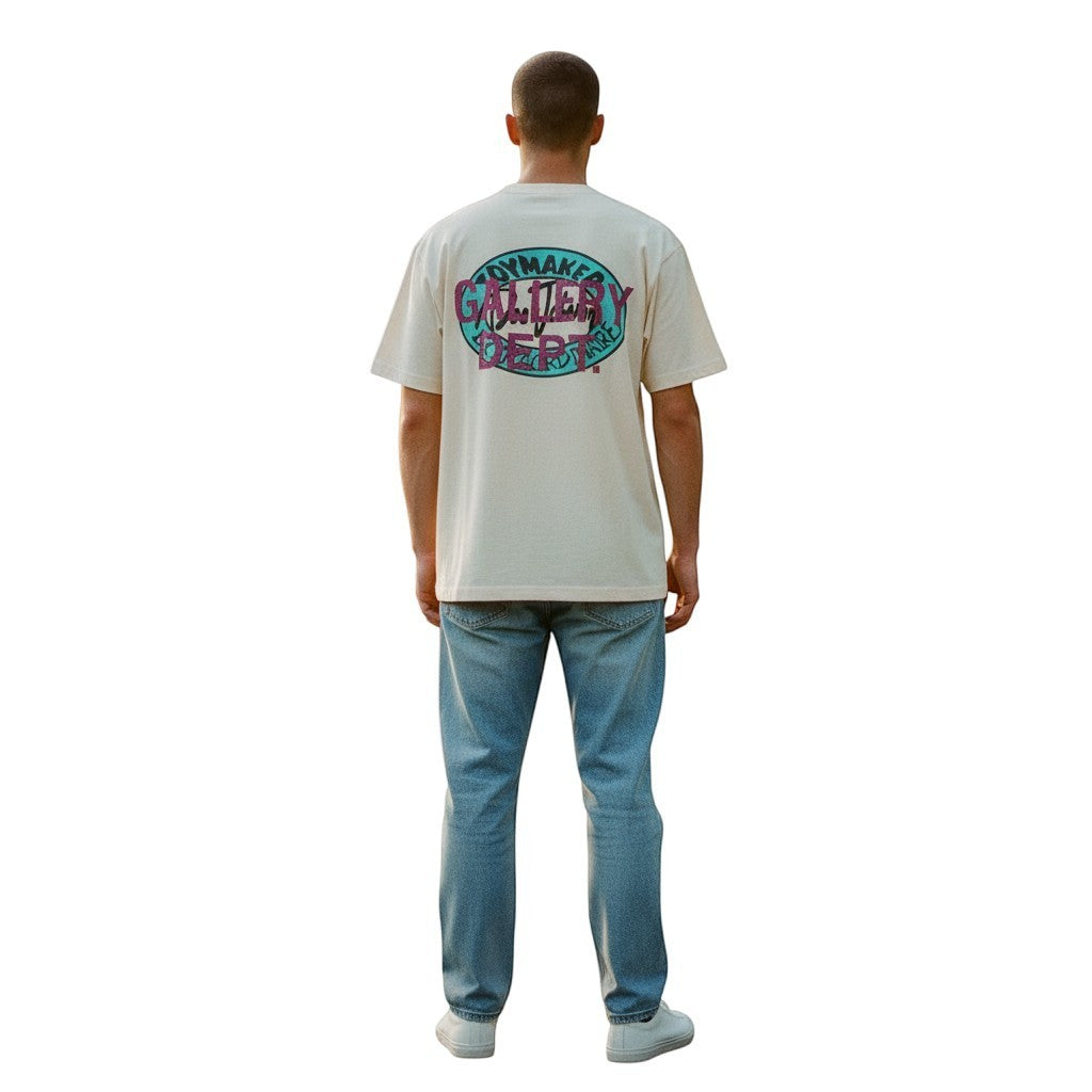 Hombre de espaldas vistiendo camiseta beige de The Hype Company con gráfico circular Gallery Dept. Dead Batteries