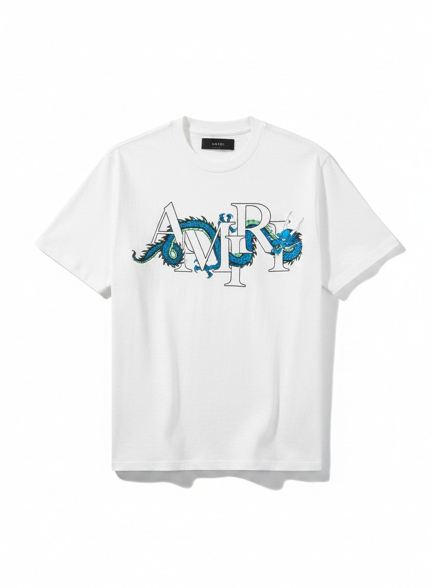 Camiseta blanca de algodón The Hype Company con estampado de dragón azul y logo AMIRI en el pecho