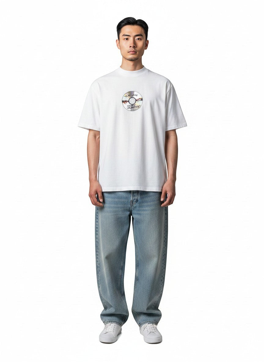 The Hype Company camiseta blanca de algodón con estampado gráfico de CD en el pecho y cuello redondo.