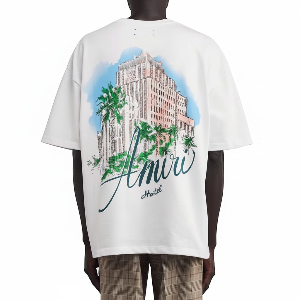 Camiseta blanca de The Hype Company con estampado de un hotel y palmeras, estilo casual.