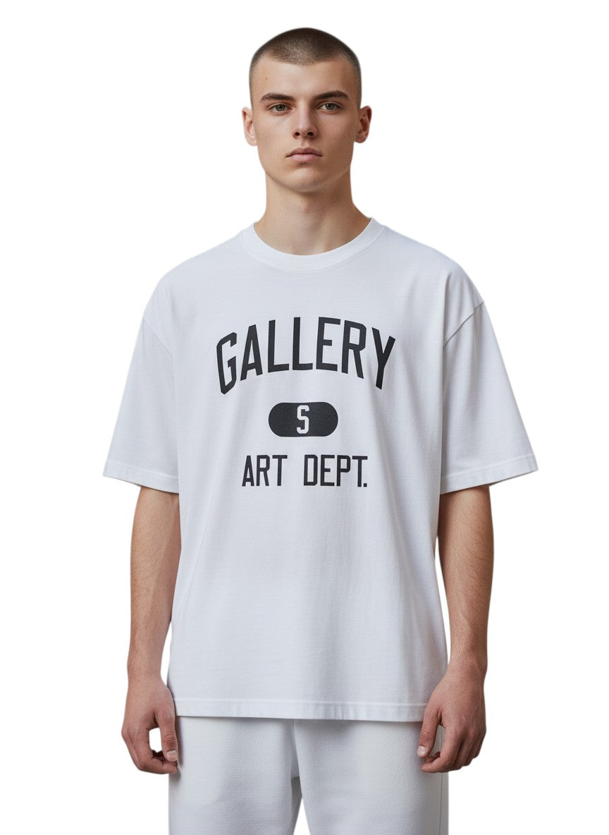 Modelo con camiseta blanca de algodón GALLERY DEPT ART con estampado negro, de The Hype Company en entorno urbano.