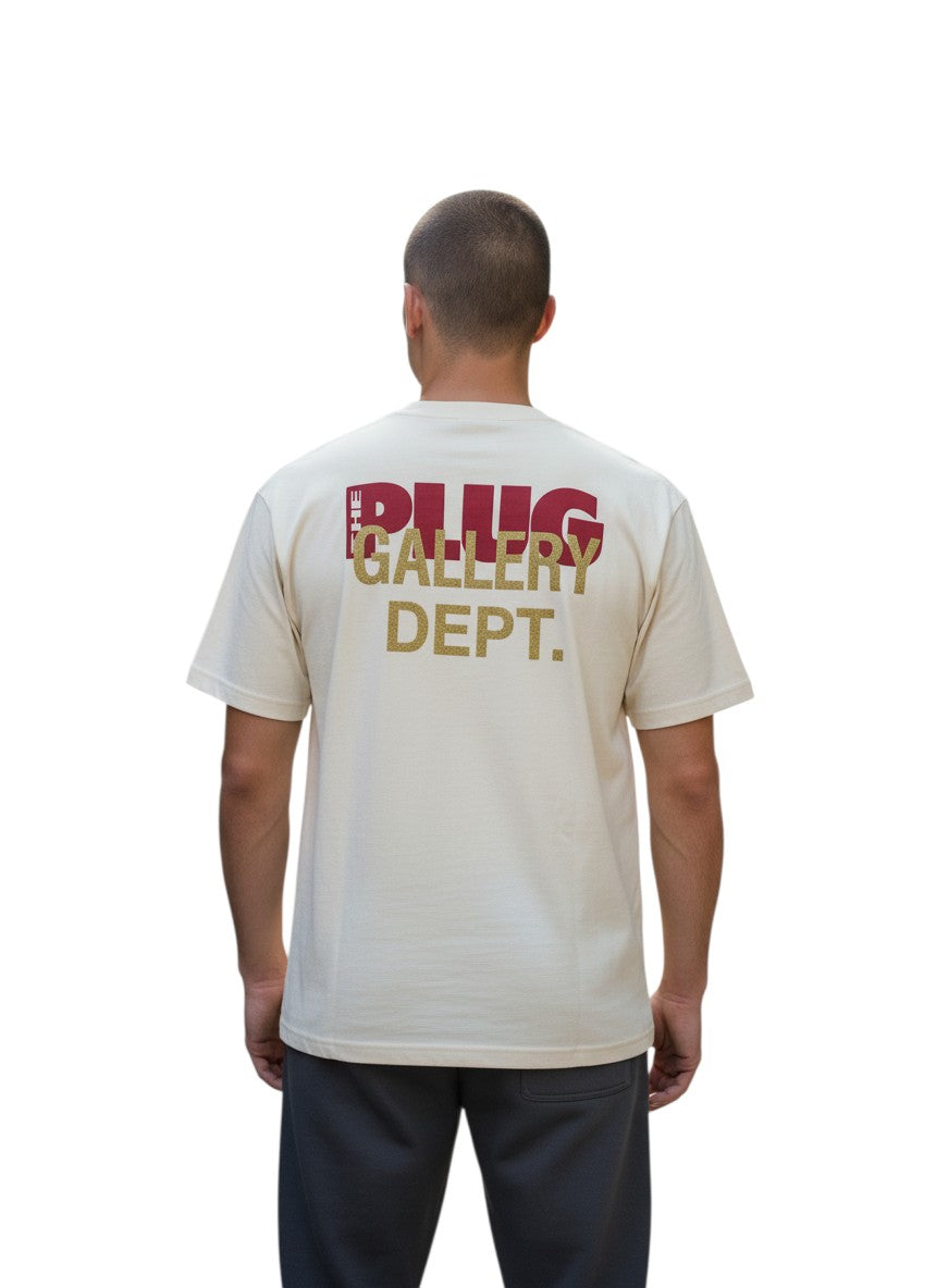 Camiseta blanca The Hype Company con estampado gráfico en la espalda de GALLERY DEPT en letras rojas y doradas