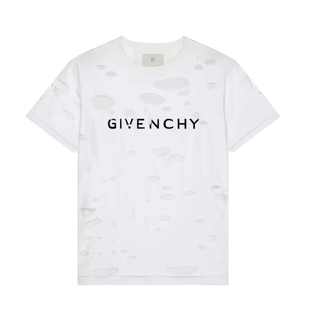 Camiseta blanca de The Hype Company con logo Givenchy negro y detalles desgastados con cortes en el tejido