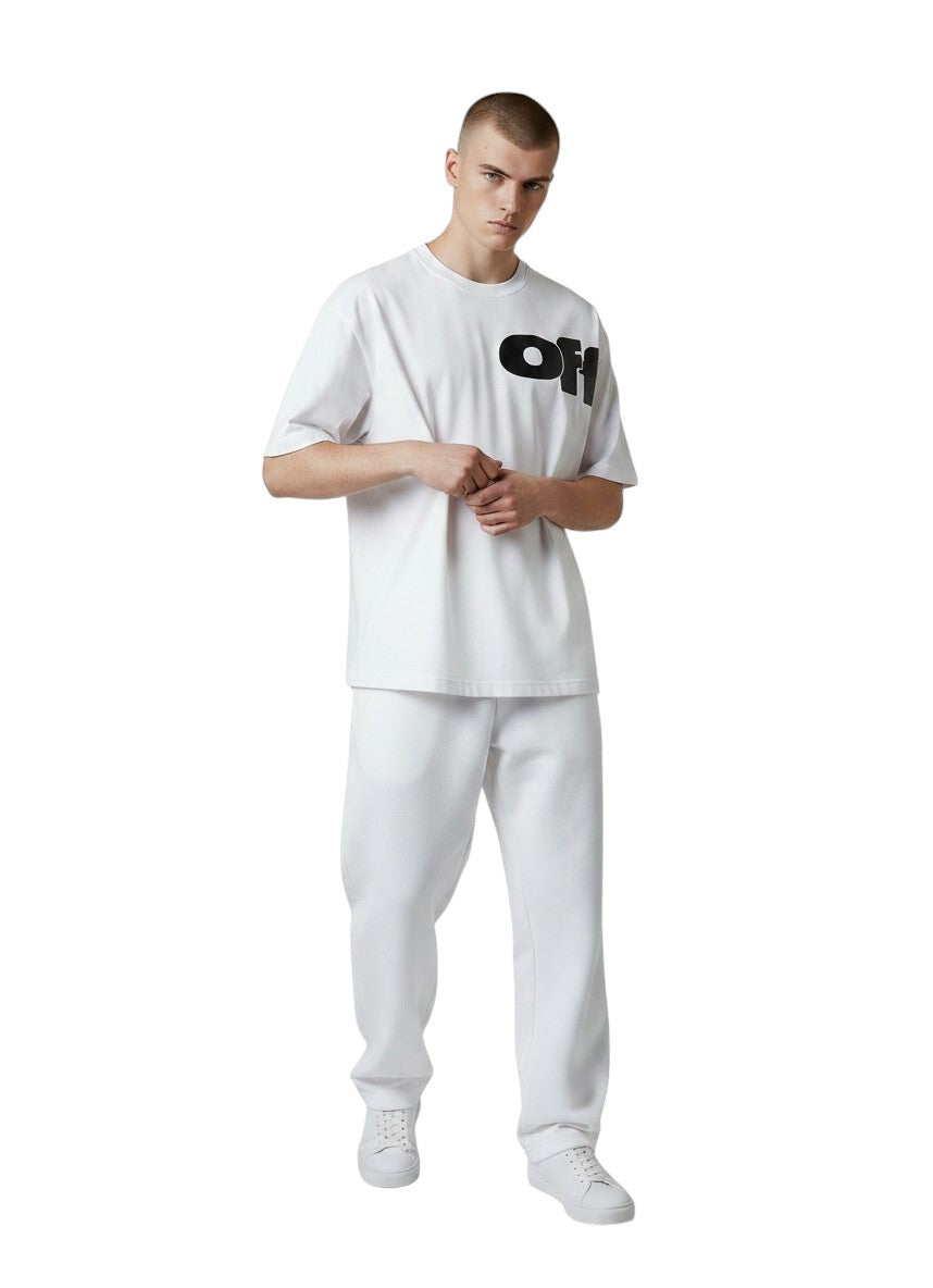 Modelo vistiendo camiseta blanca de algodón con logo negro de The Hype Company y pantalones a juego