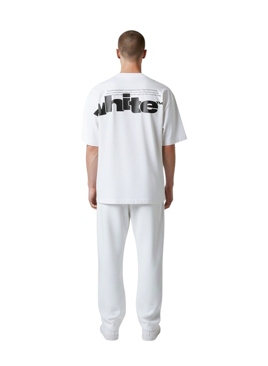 Hombre de espaldas vistiendo camiseta blanca de algodón The Hype Company con logo negro estampado en la espalda