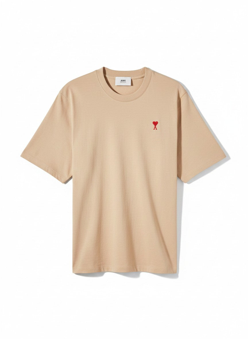 Camiseta de algodón color champán de The Hype Company con el logo de corazón rojo bordado en el pecho