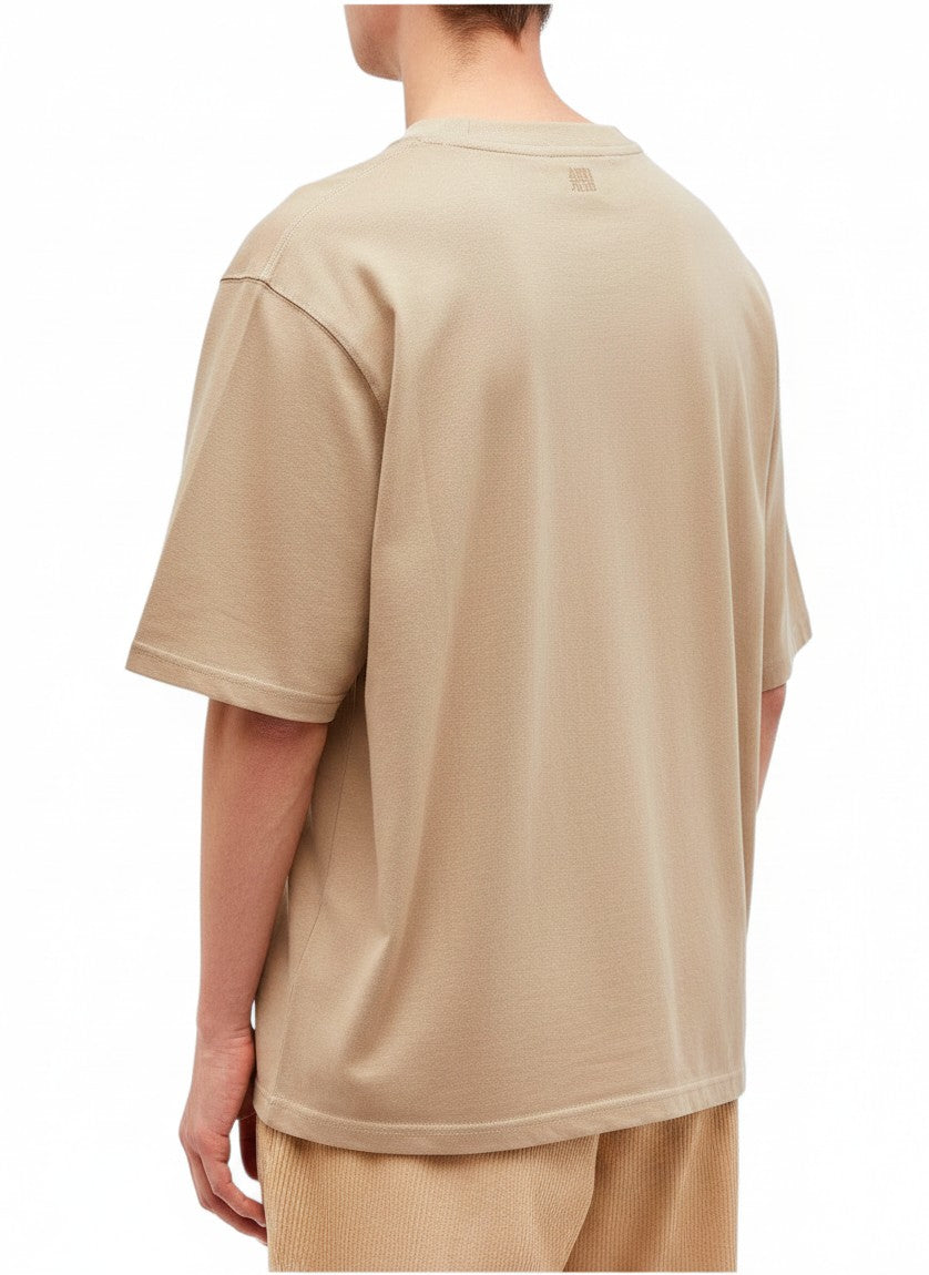 Camiseta color champán de The Hype Company con logo bordado en la nuca, vista trasera sobre modelo
