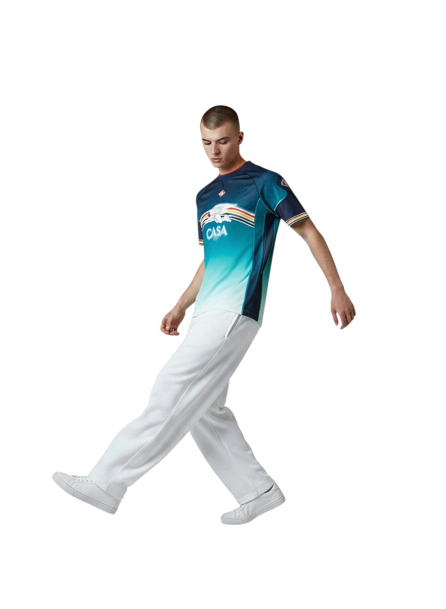 Modelo vistiendo camiseta de fútbol azul marino con degradado y estampado Casablanca de The Hype Company