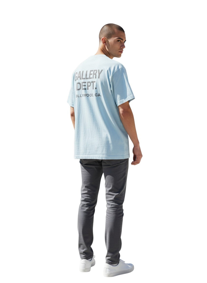 Camiseta azul claro GALLERY DEPT. con logo en la espalda, disponible en The Hype Company, vista trasera