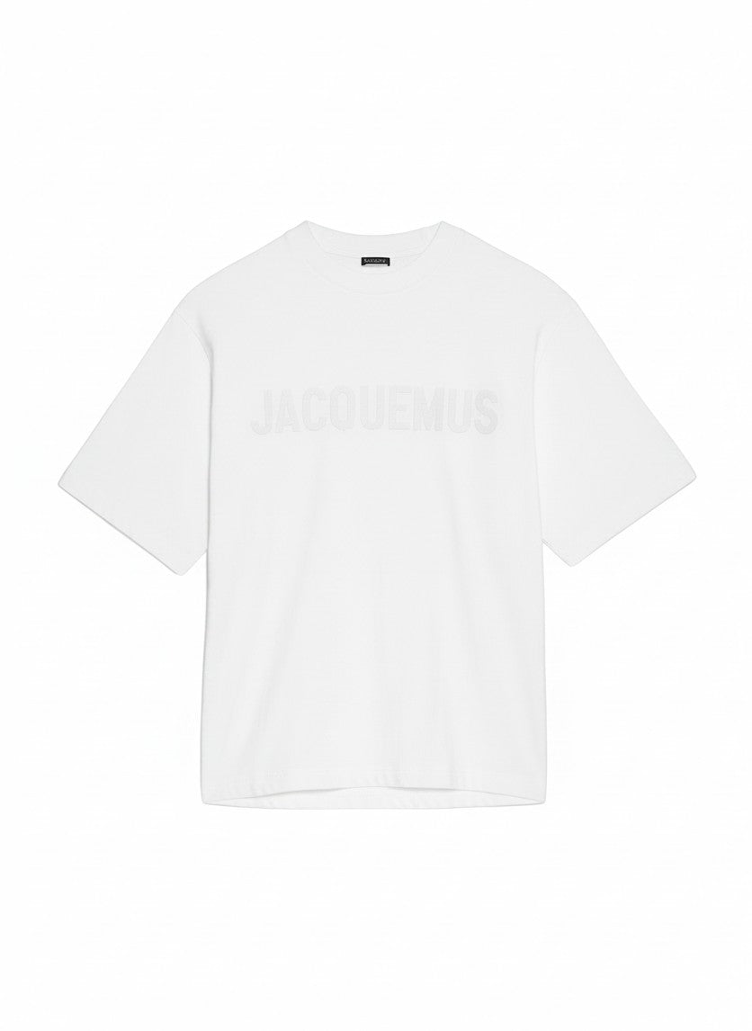 Camiseta blanca de algodón The Hype Company con el logo de JACQUEMUS en relieve en el pecho