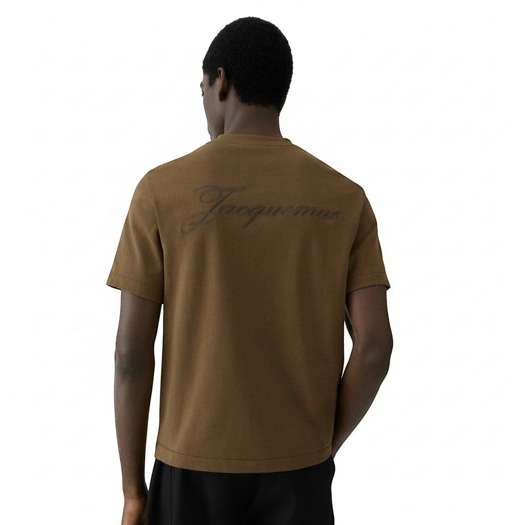 The Hype Company camiseta marrón de manga corta con bordado del logo de Jacquemus en la espalda.