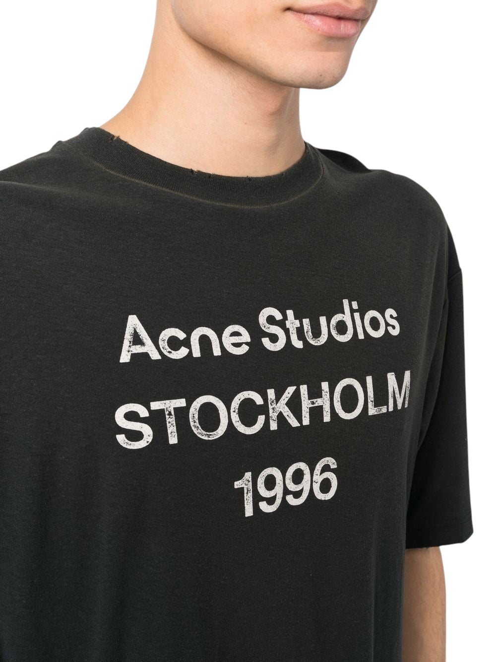Camiseta negra desgastada de The Hype Company con estampado gráfico Acne Studios Stockholm 1996 en el pecho